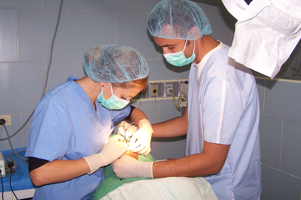 módulo práctico: Colocación 20 implantes no paciente polo alumno e asistente no outro 20.
